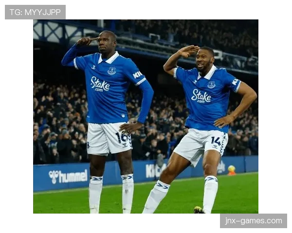 埃弗顿连胜势头强劲,稳健表现点燃英超新征程 埃弗顿连胜势头强劲,稳健表现点燃英超新征程